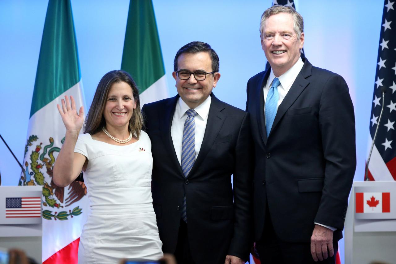 Canadian Foreign Minister Chrystia Freeland, Mexico's Economy Minister Ildefonso Guajardo and U.S. Trade Representative Robert Lighthizer pose for a photo after addressing the media to close the second round of NAFTA talks involving the United States, Mexico and Canada at Secretary of Economy headquarters in Mexico City, Mexico, September 5, 2017. REUTERS/Edgard Garrido