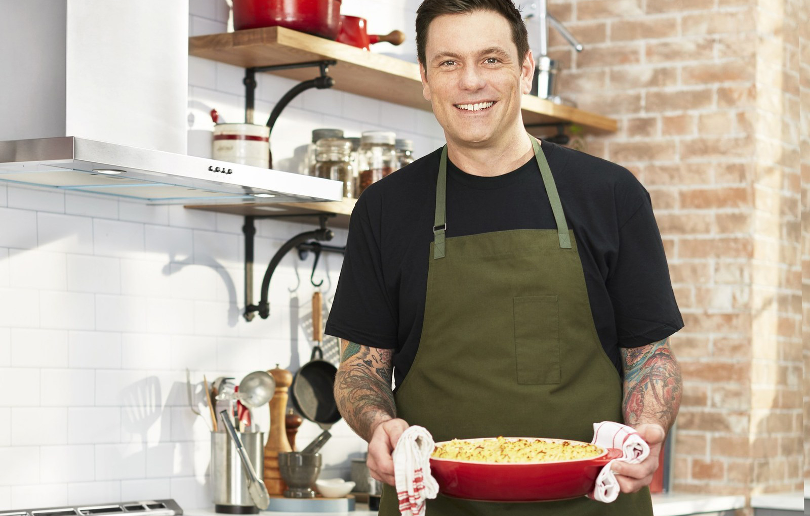 LG partners with celebrity chef Chuck Hughes to show Canadians how to reduce their food waste (CNW Group/LG Electronics Canada)