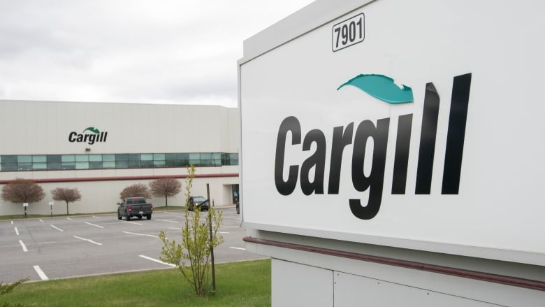 After a COVID-19 outbreak at the Cargill facility in Chambly, Que., the company says it is temporarily shutting the plant down. (Ivanoh Demers/Radio-Canada)