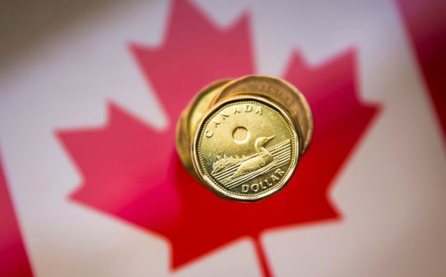 FILE PHOTO: A Canadian dollar coin, commonly known as the "Loonie", is pictured in this illustration picture taken in Toronto, January 23, 2015.    REUTERS/Mark Blinch