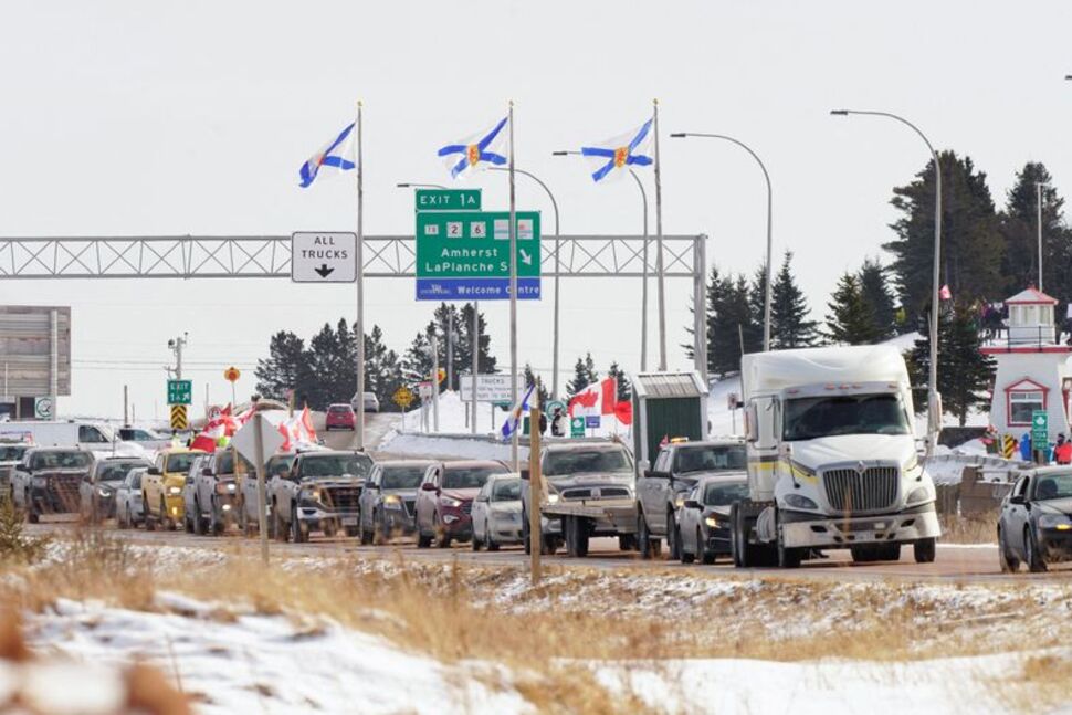 Truck drivers protesting against coronavirus disease (COVID-19) vaccine mandates drive in a convoy on the Nova Scotia/New Brunswick provincial boundary in Fort Lawrence, Nova Scotia, Canada, January 23, 2022. REUTERS/John Morris