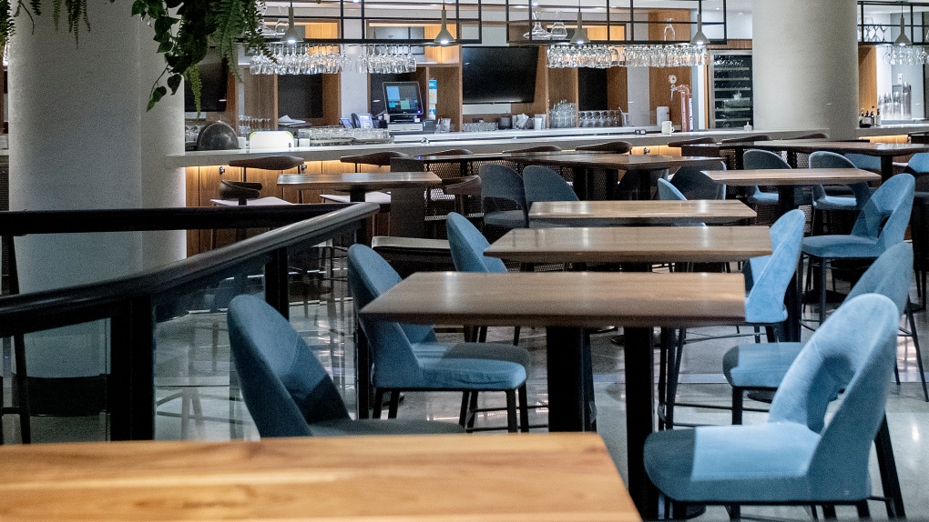 An empty restaurant in Montreal (Canadian Press / Graham Hughe