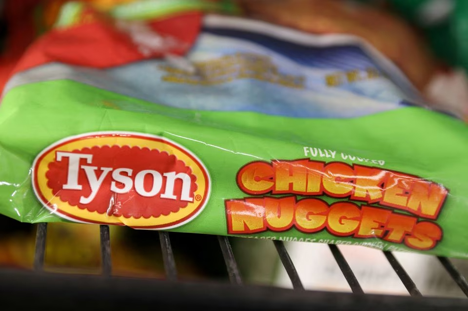 Packets of Tyson Chicken Nuggets, a brand owned by Tyson Foods, Inc., are seen in a store in Manhattan, New York, U.S., November 15, 2021. REUTERS/Andrew Kelly/File Photo