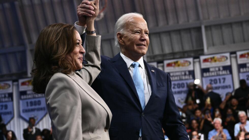 US President Joe Biden and  presidential candidate Kamala Harris   in Maryland, August 15, 2024. © Brendan Smialowski, AFP