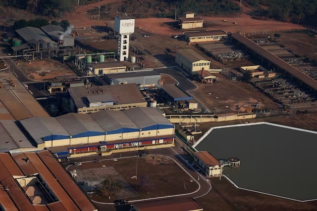 The logo of JBS S.A, the world's largest beef producer, is pictured at a plant of JBS in Santana do Araguaia, Para state, Brazil September 11, 2025. REUTERS/Amanda Perobelli/File Photo